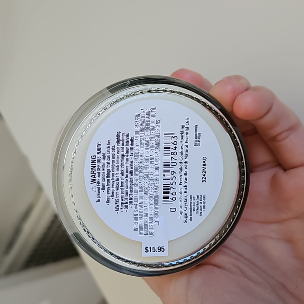 Bath and Body Works White Barn Merry Cookie candle - Picture 3 of 3